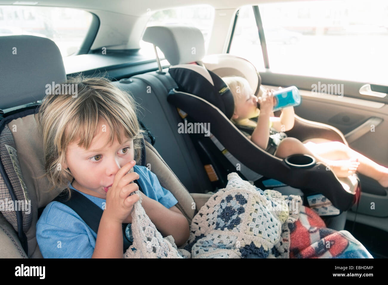 Zwei jungen in Autositzen Stockfoto