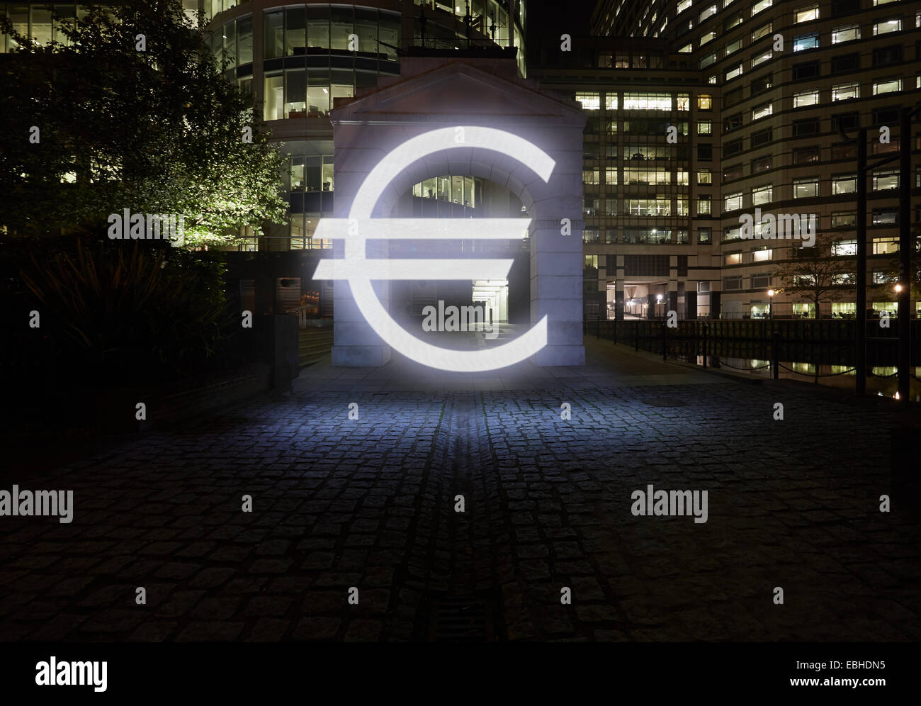 Glühende Euro-Symbol in der Stadtstraße in der Nacht, London, UK Stockfoto