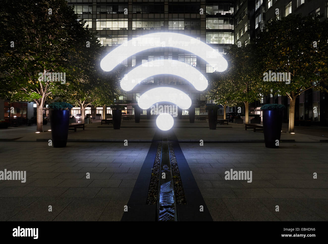 Glühende Wifi-Symbol in der Stadtstraße in der Nacht, London, UK Stockfoto