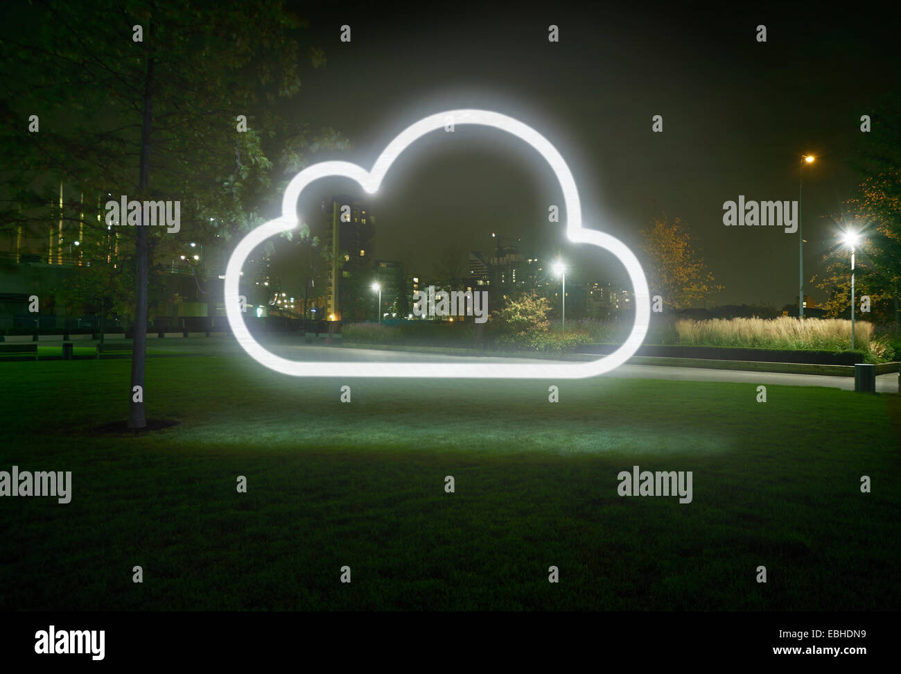 Leuchtende Wolke Symbol im Stadtpark in der Nacht Stockfoto