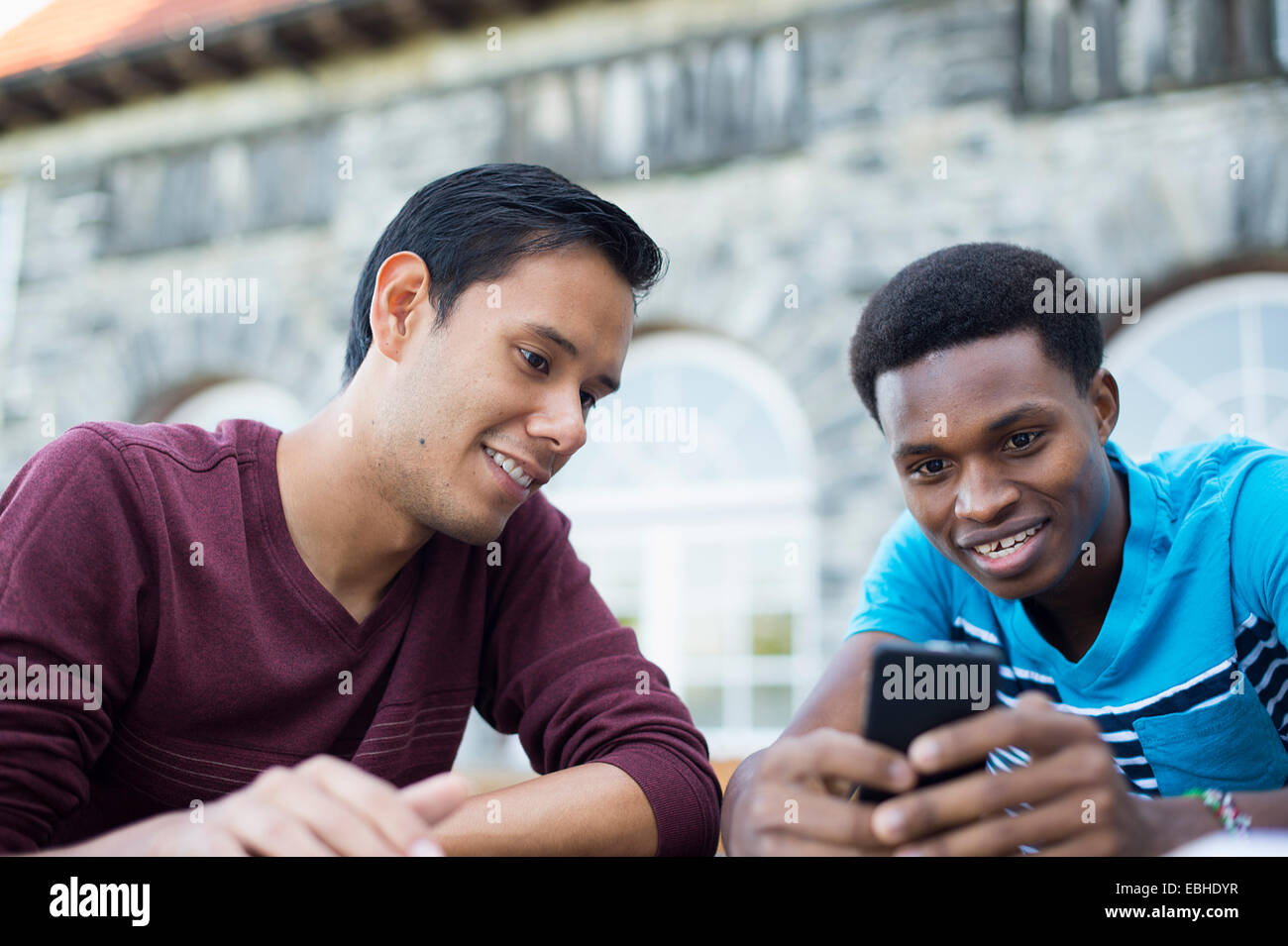 Zwei männliche Freunde mit smartphone Stockfoto
