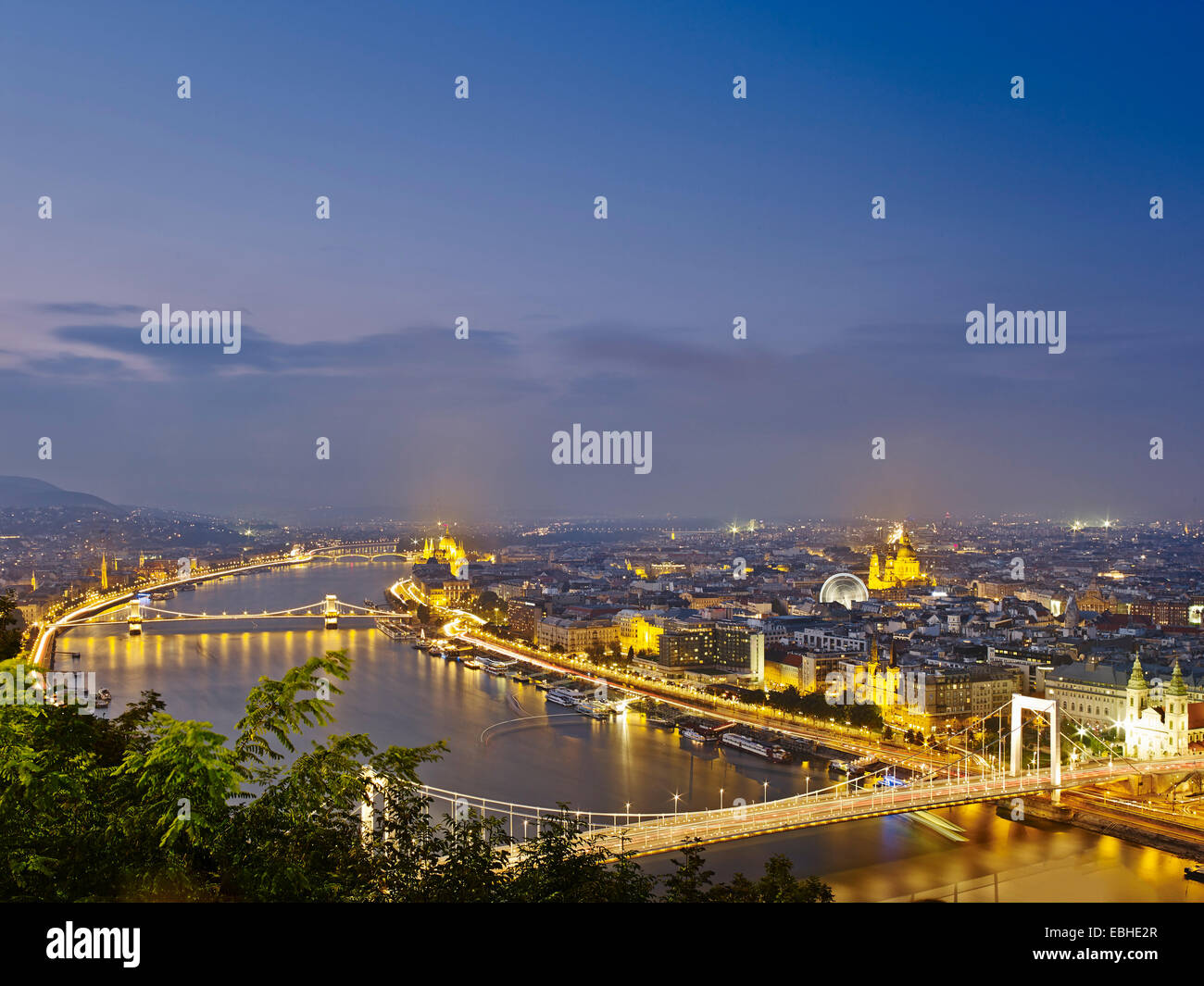 Skyline von Budapest vom Gellertberg bei Nacht, Ungarn Stockfoto