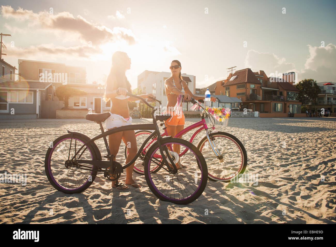 Zwei Frauen Radfahrer im Chat auf Beach, Mission Bay, San Diego, Kalifornien, USA Stockfoto