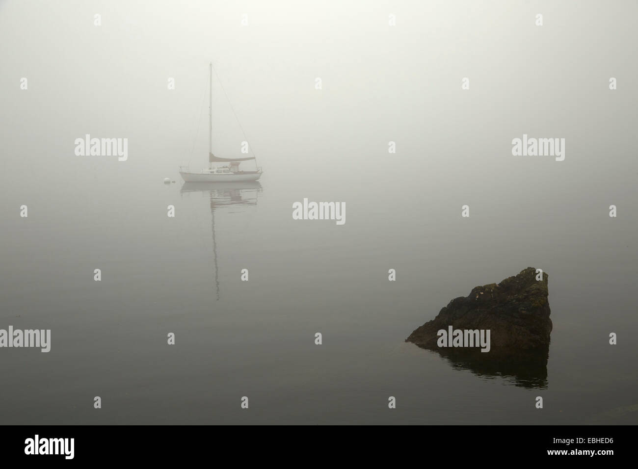 Segelboot auf nebligen See, Orcas Island, Washington State, USA Stockfoto