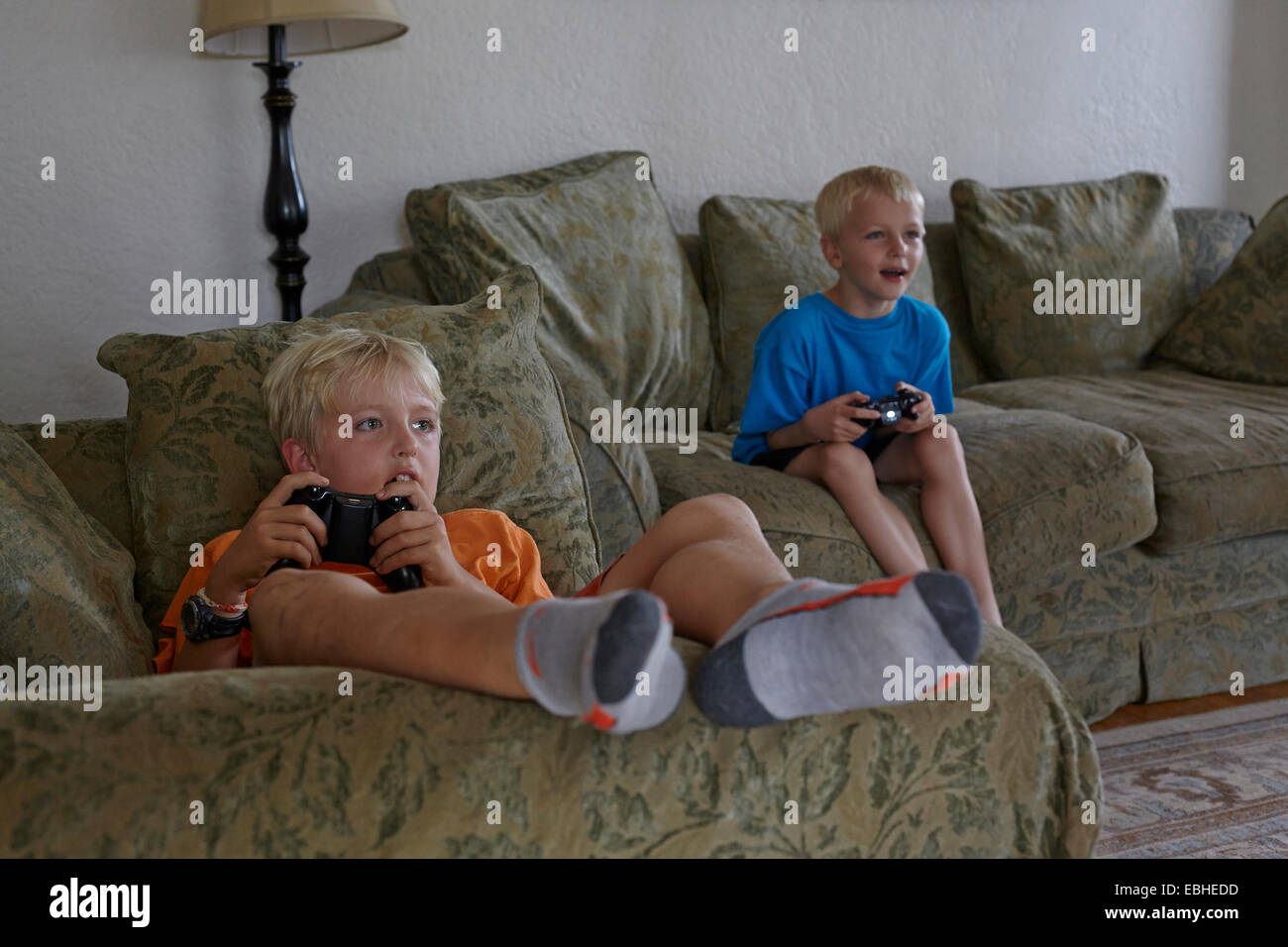 Brüder Videospiel im Wohnzimmer Stockfoto