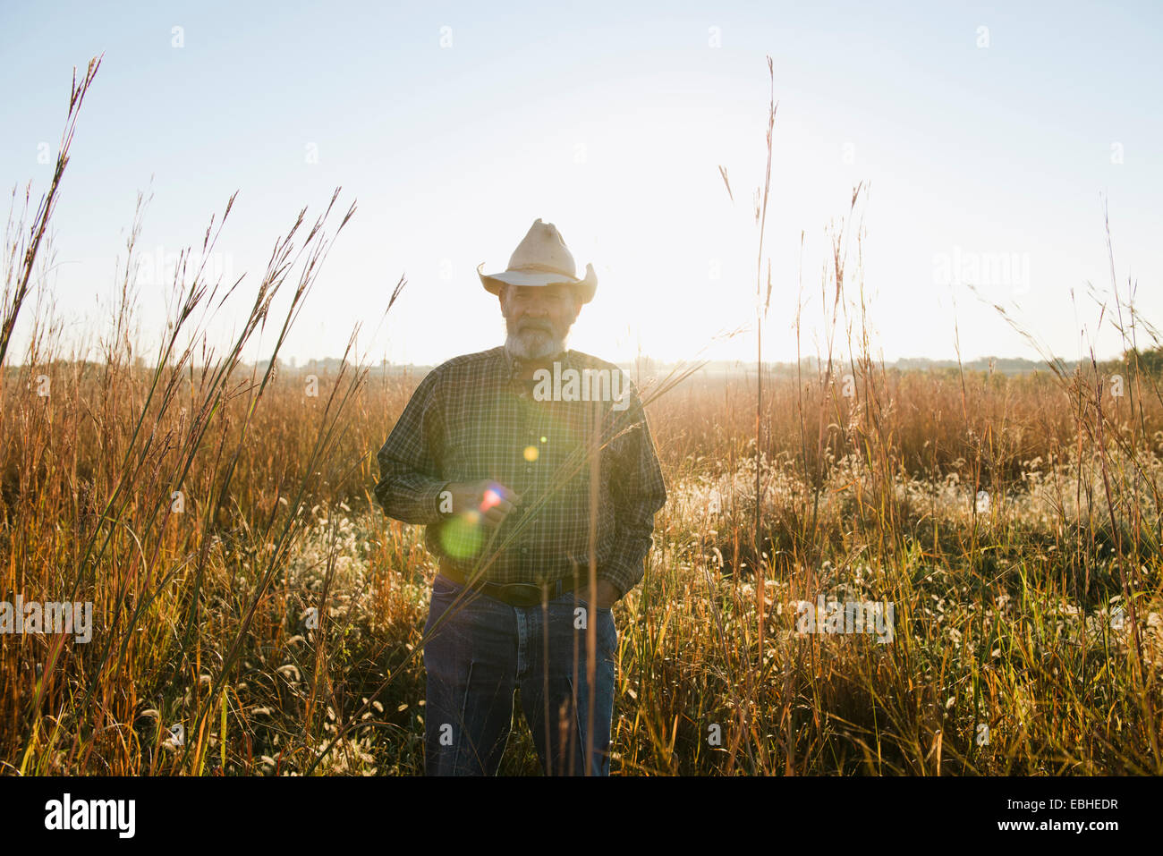 Porträt eines älteren männlichen Bauern im Feld, Plattsburg, Missouri, USA Stockfoto