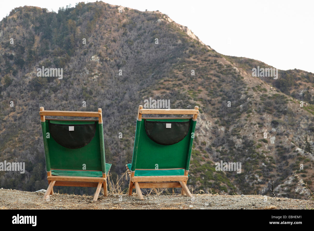 Rückansicht des zwei leere Liegestühle vor hill Stockfoto