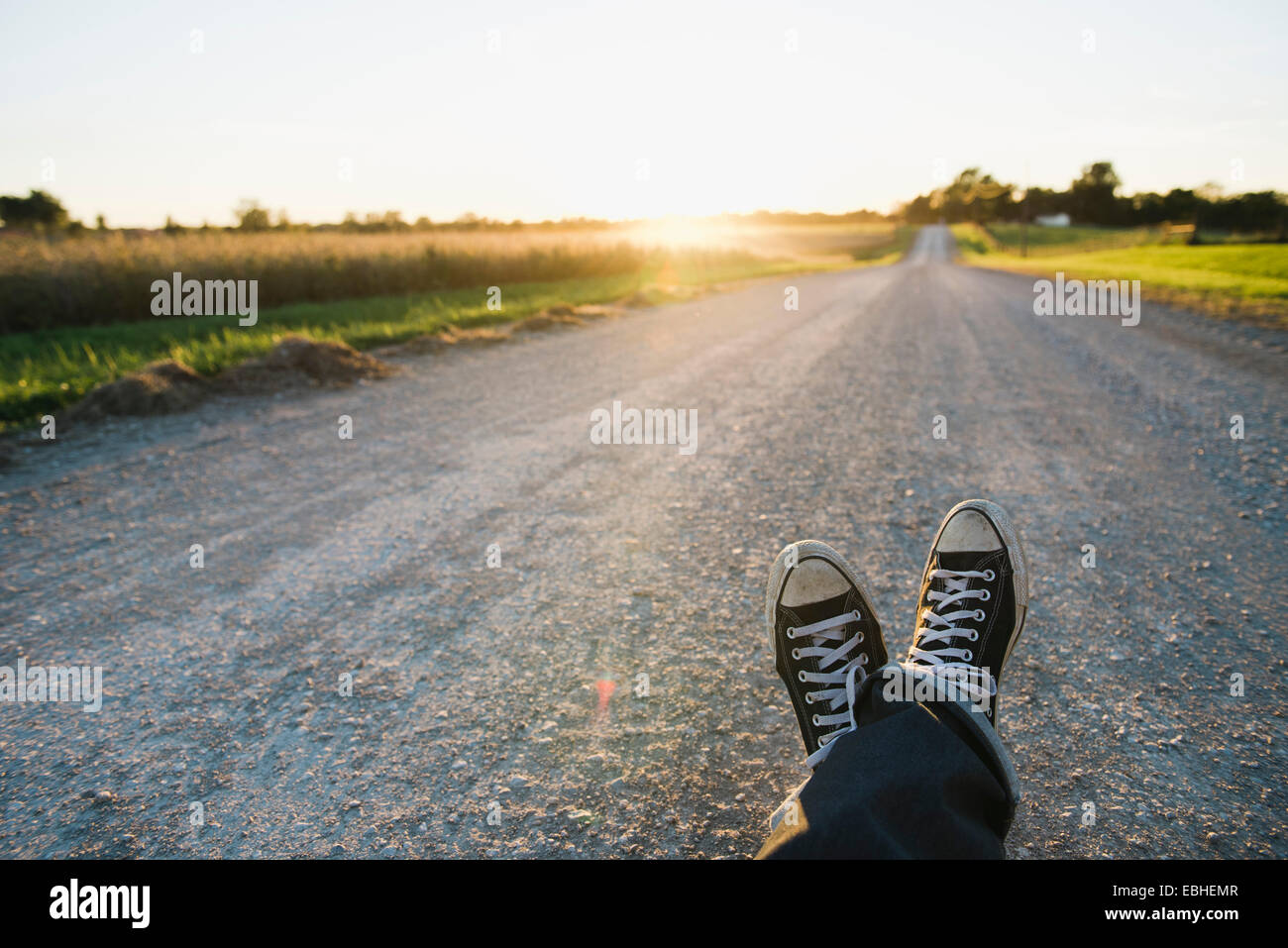 Füße von Bauer, die unterwegs auf Landstraße in der Abenddämmerung, Plattsburg, Missouri, USA Stockfoto