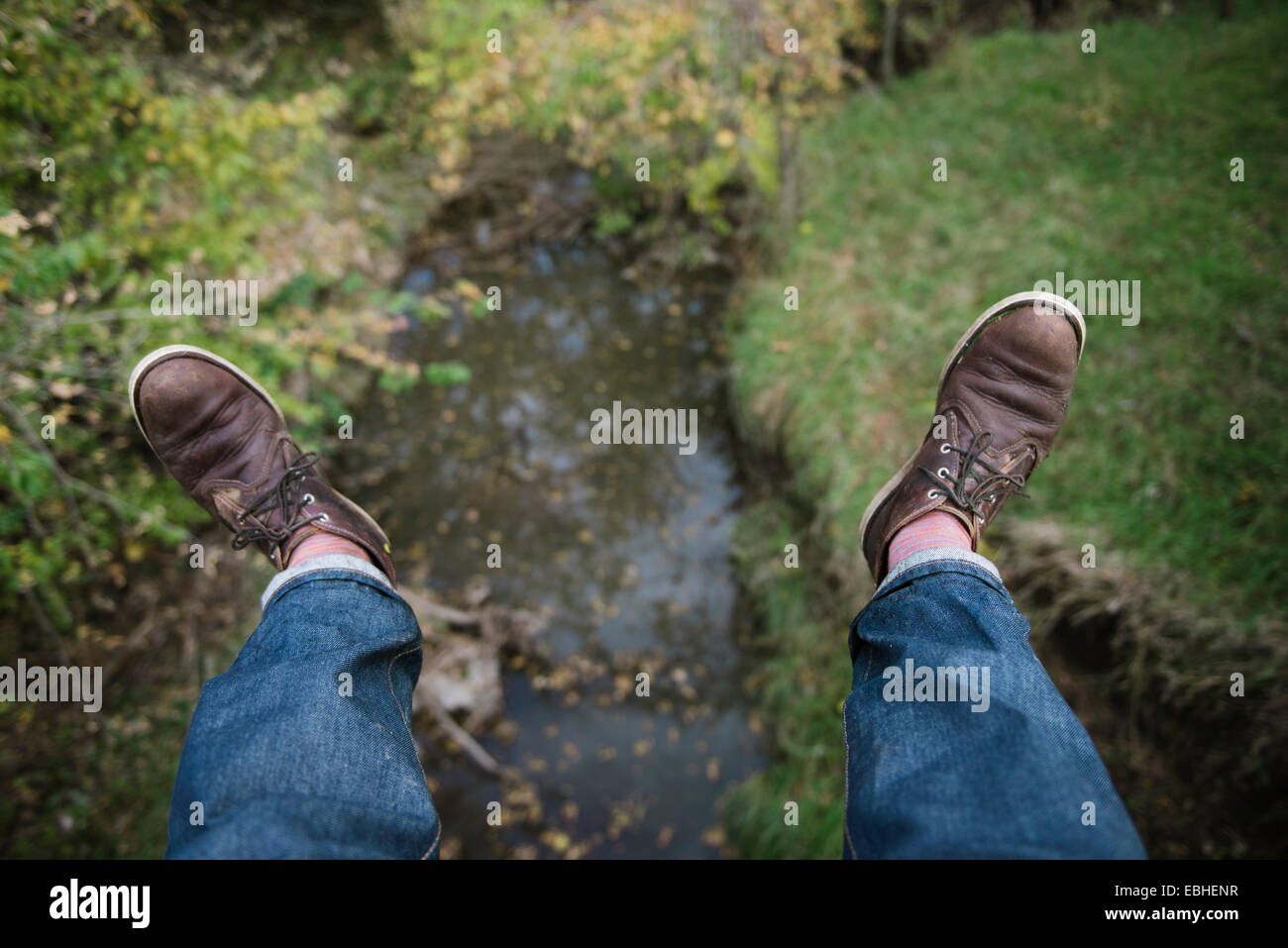 Erhöhte Ansicht der männlichen Wanderer Fuß über dem Fluss Stockfoto