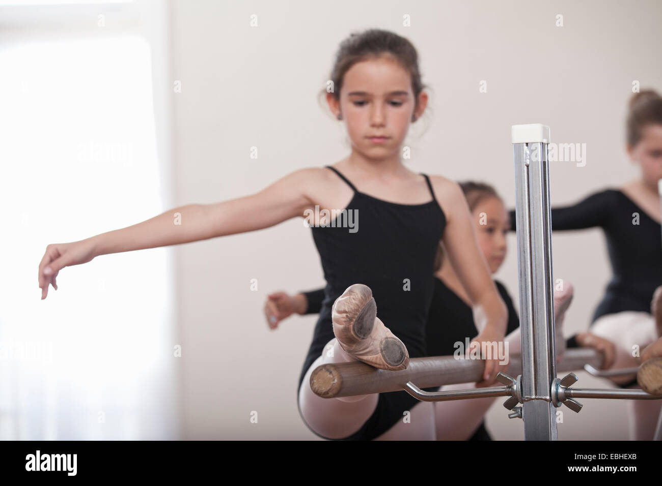 Jungen Ballerina üben am Barre in Ballettschule Stockfoto