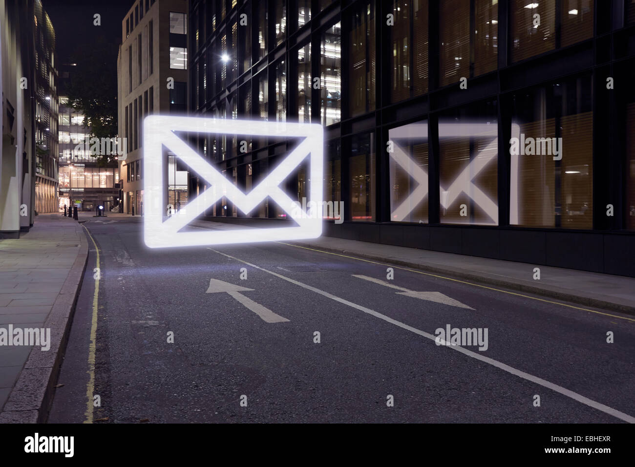 Glühende e-Mail-Symbol in der Straße in der Nacht, London UK Stockfoto