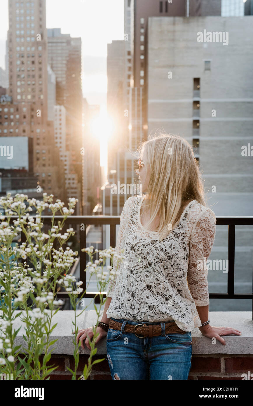 Junge Frau betrachten Blick auf die Stadt über die Schulter Stockfoto