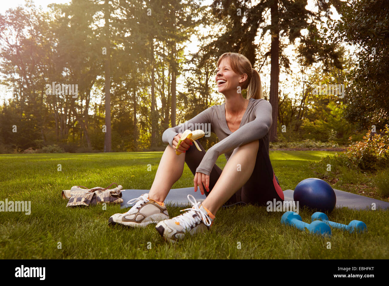 Mitte Erwachsene Frau im Park Pause Übung Stockfoto