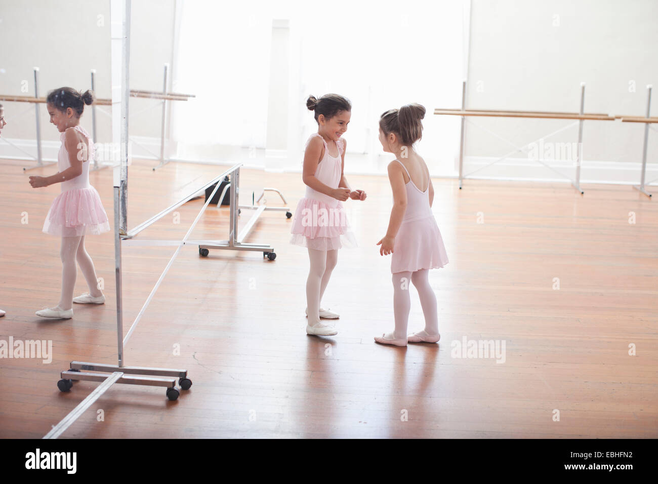 Zwei Kinder Ballerinas Chat in der Ballettschule Stockfoto