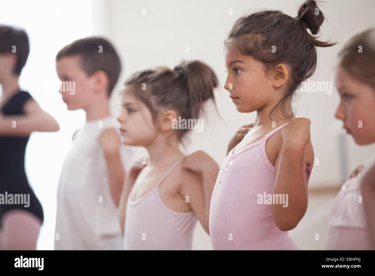 Reihe von Kindern üben in der Ballettschule Stockfoto