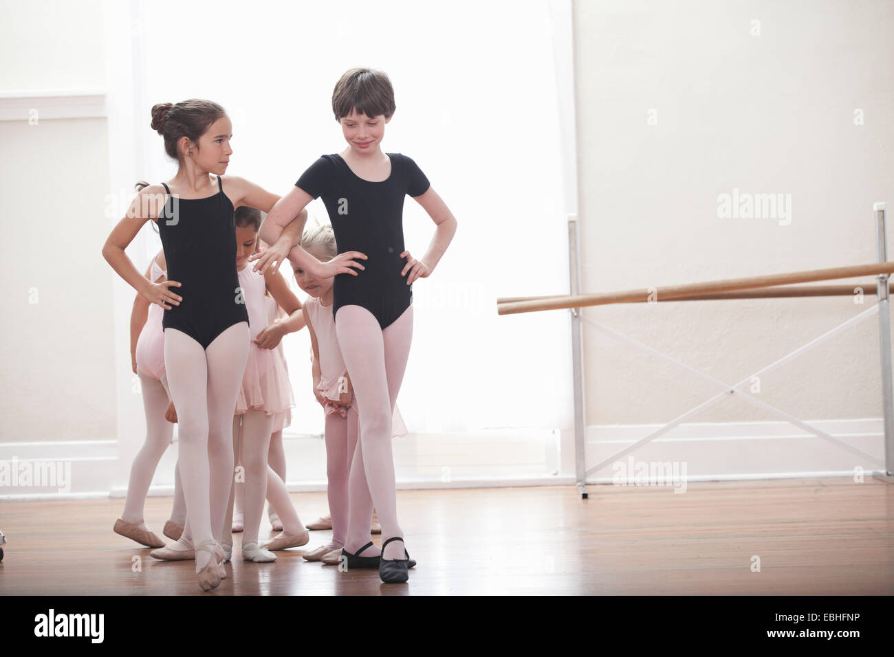 Gruppe von Mädchen mit Händen auf den Hüften in der Ballettschule üben Stockfoto