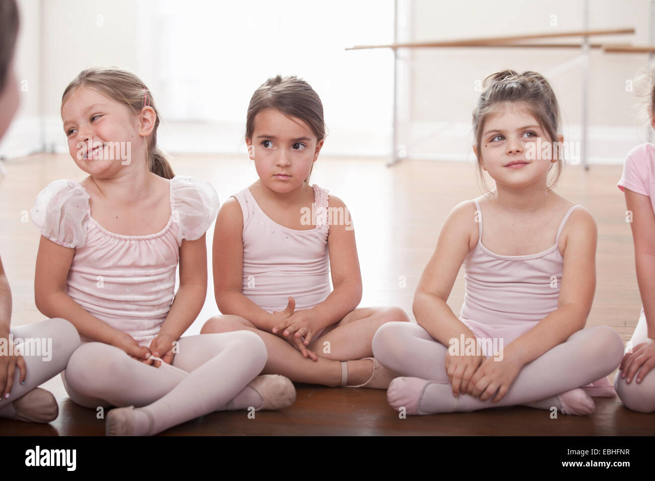 Gruppe von Mädchen sitzen im Stock in der Ballettschule Stockfoto