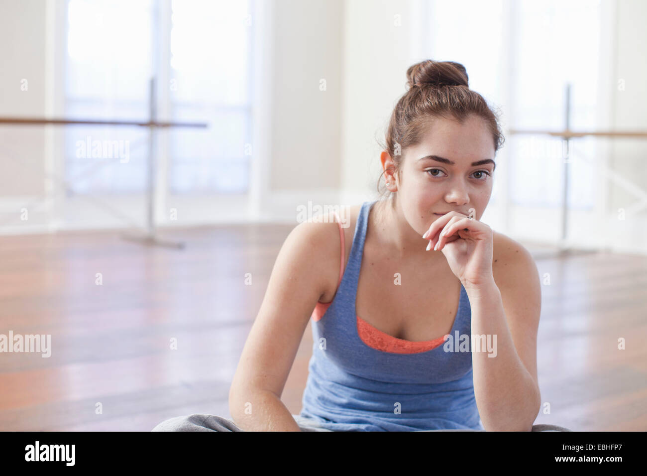 Porträt von Teenager-Mädchen in Ballett-Schule Stockfoto