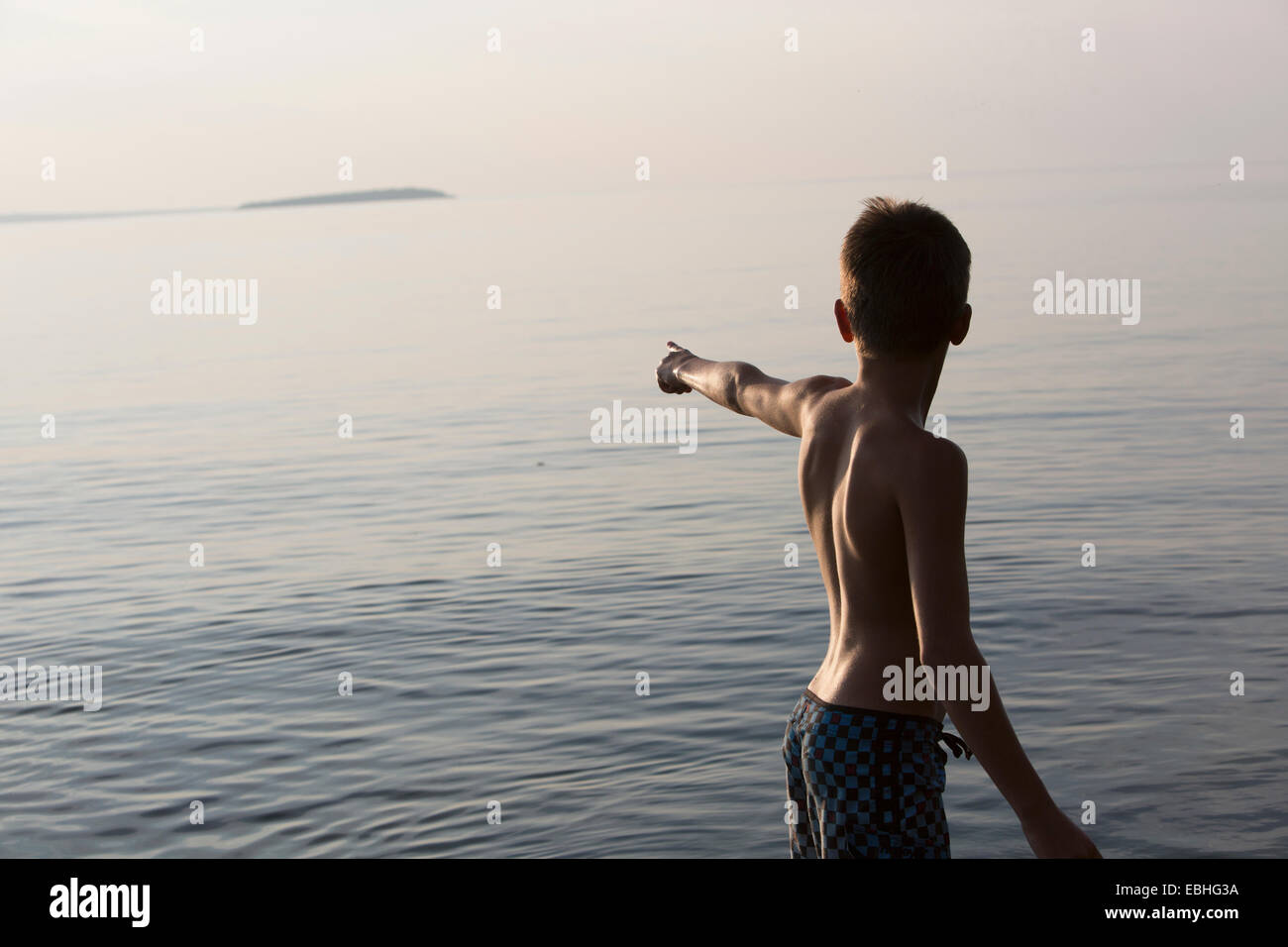 Teenager zeigen, Lake Superior, Au Zug Bay, Michigan, USA Stockfoto