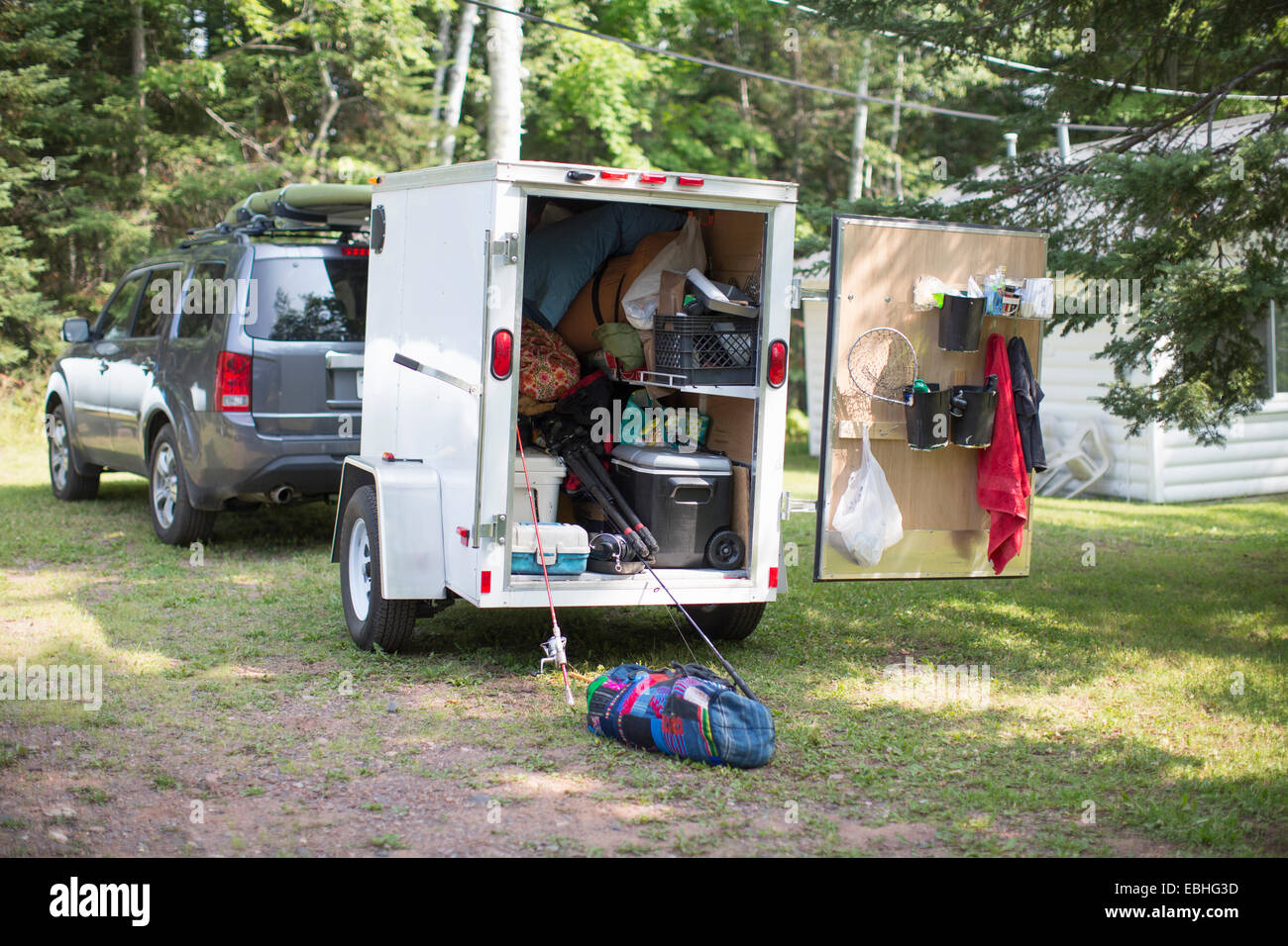 Freizeit-Fahrzeug und Anhänger am Campingplatz, Lake Superior, Gwinn, Michigan, USA Stockfoto