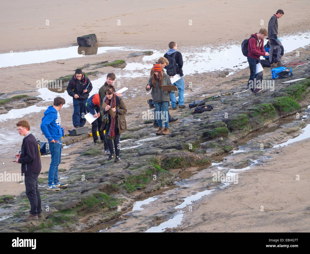 Studenten auf eine Geologie-Exkursion auf einem Felsvorsprung am Strand Redcar North Yorkshire England UK Stockfoto