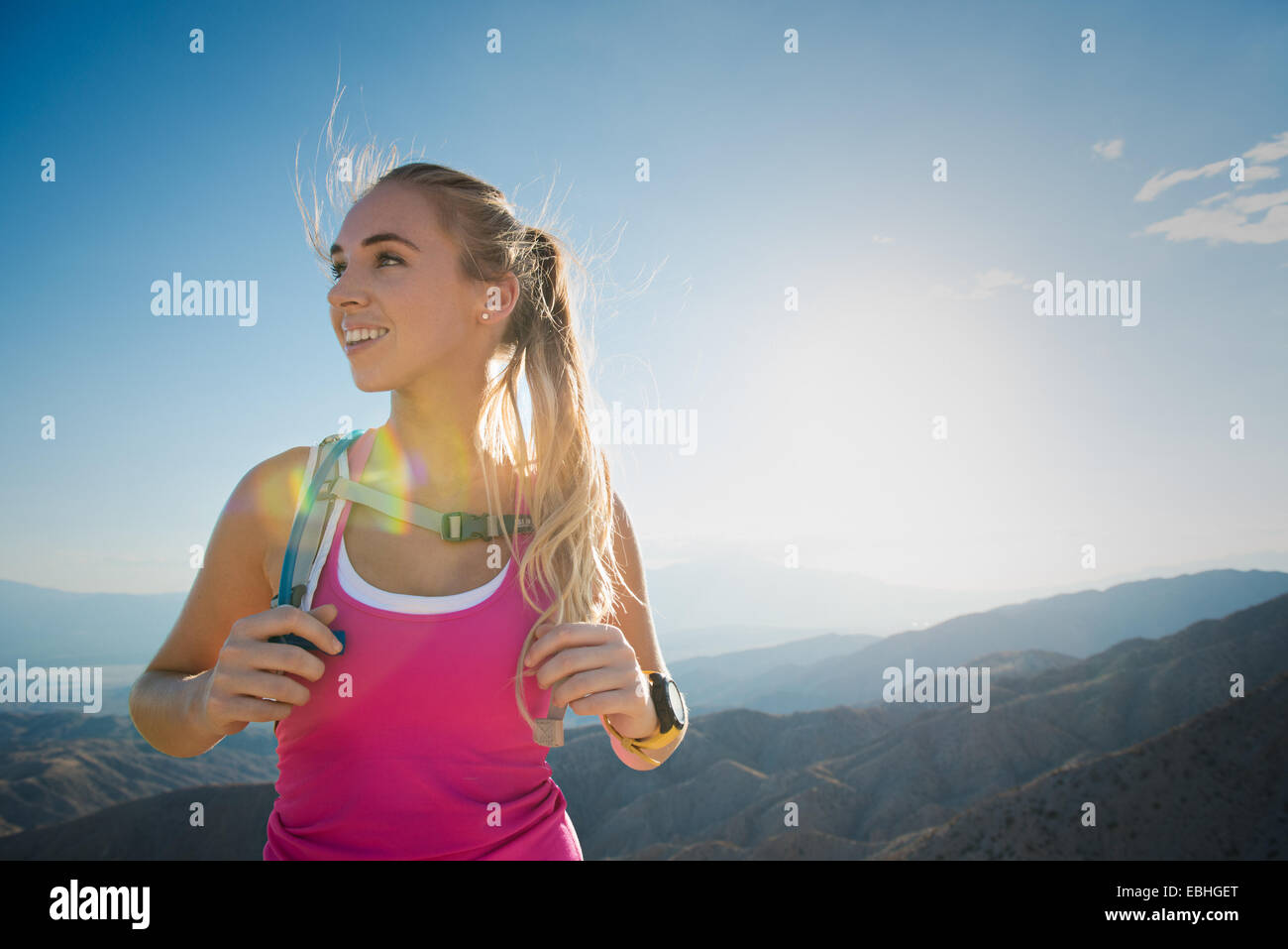 Frau Wandern, Joshua Tree Nationalpark, Kalifornien, USA Stockfoto