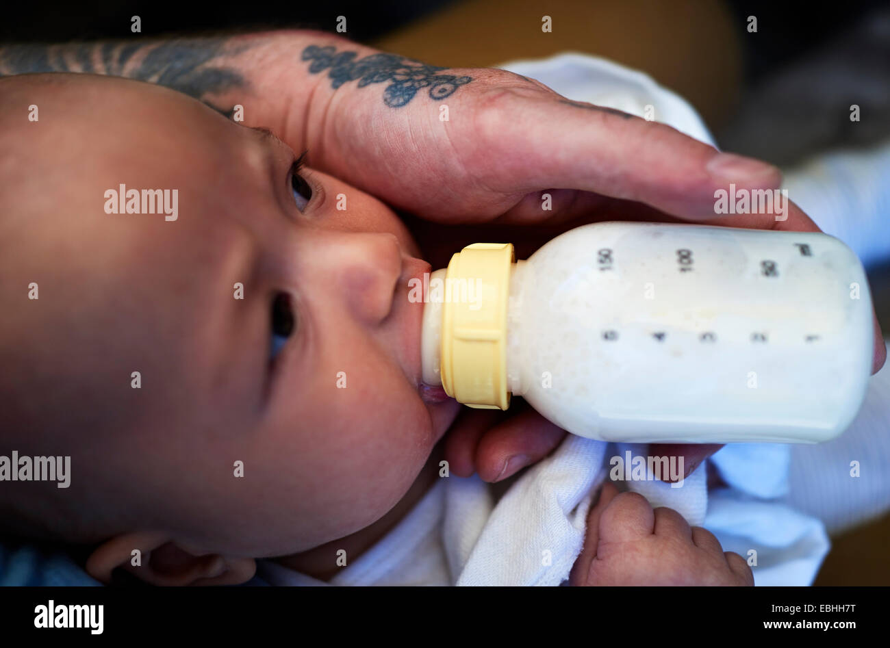 Väter Handanlage in Flaschen Milch Baby Sohn Stockfoto