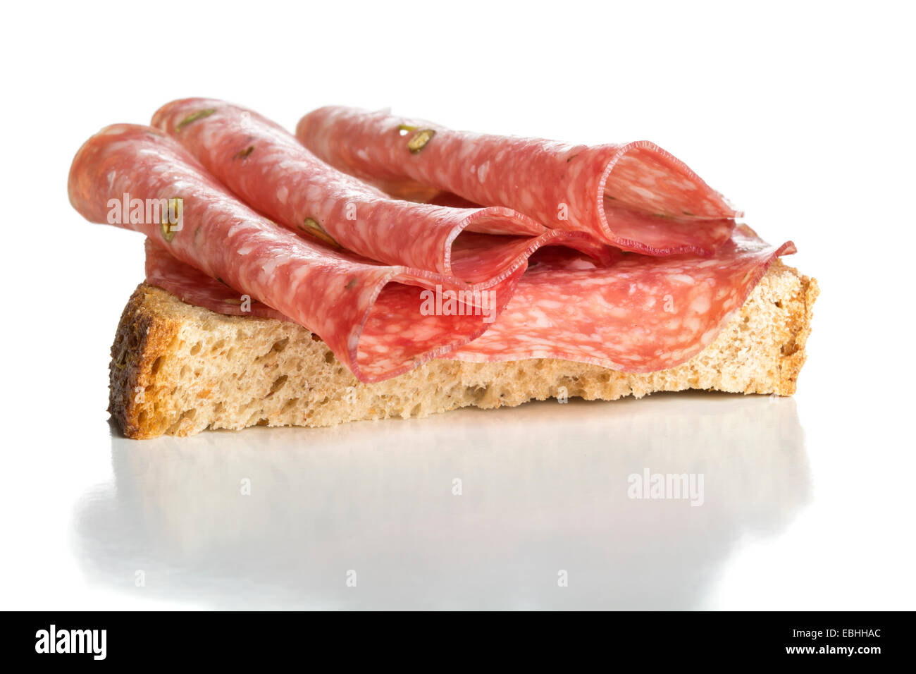 Sandwich mit Salami Wurst auf weißem Hintergrund Stockfoto