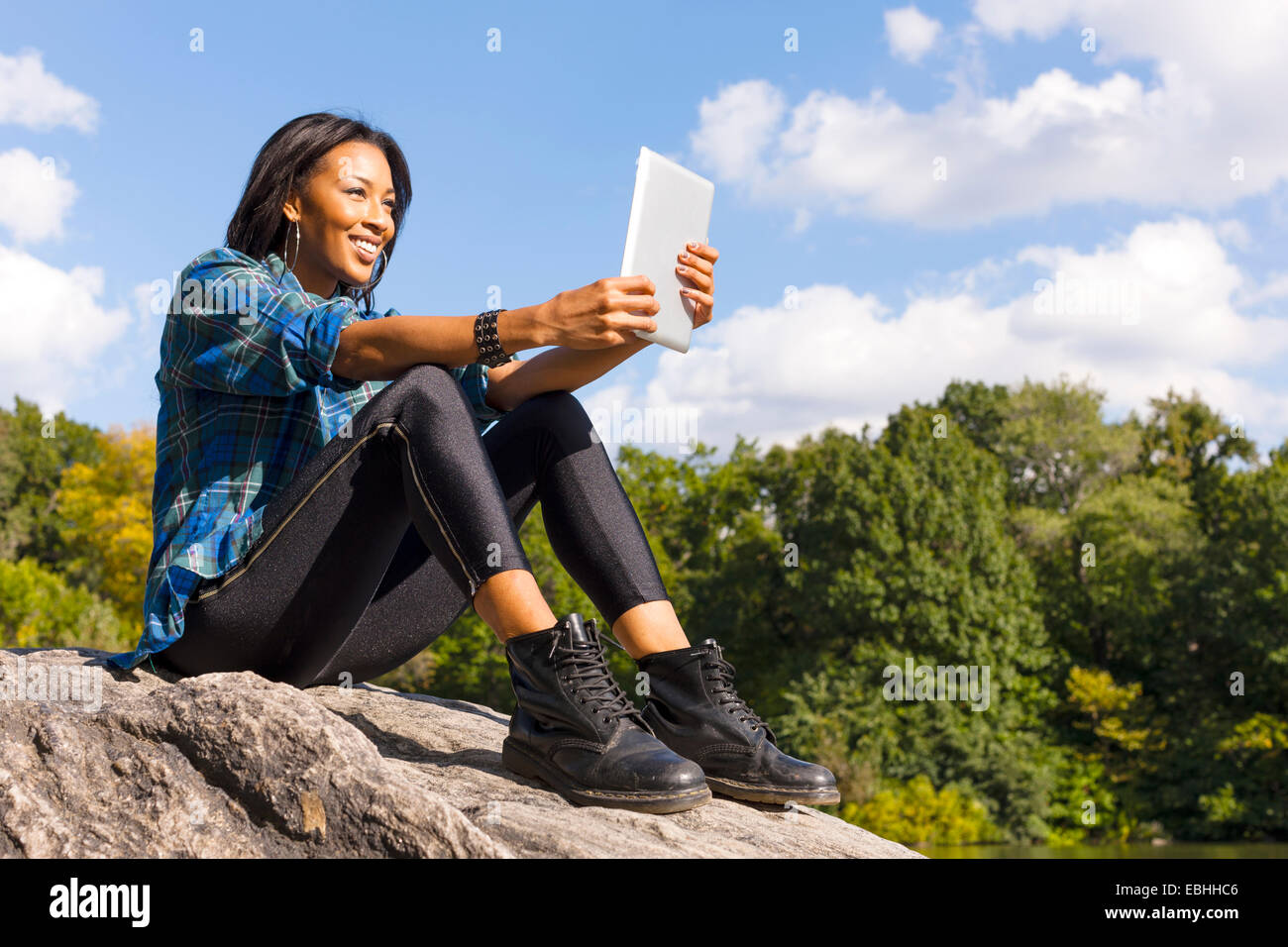 Junge Frau mit digitalen Tablet Stockfoto