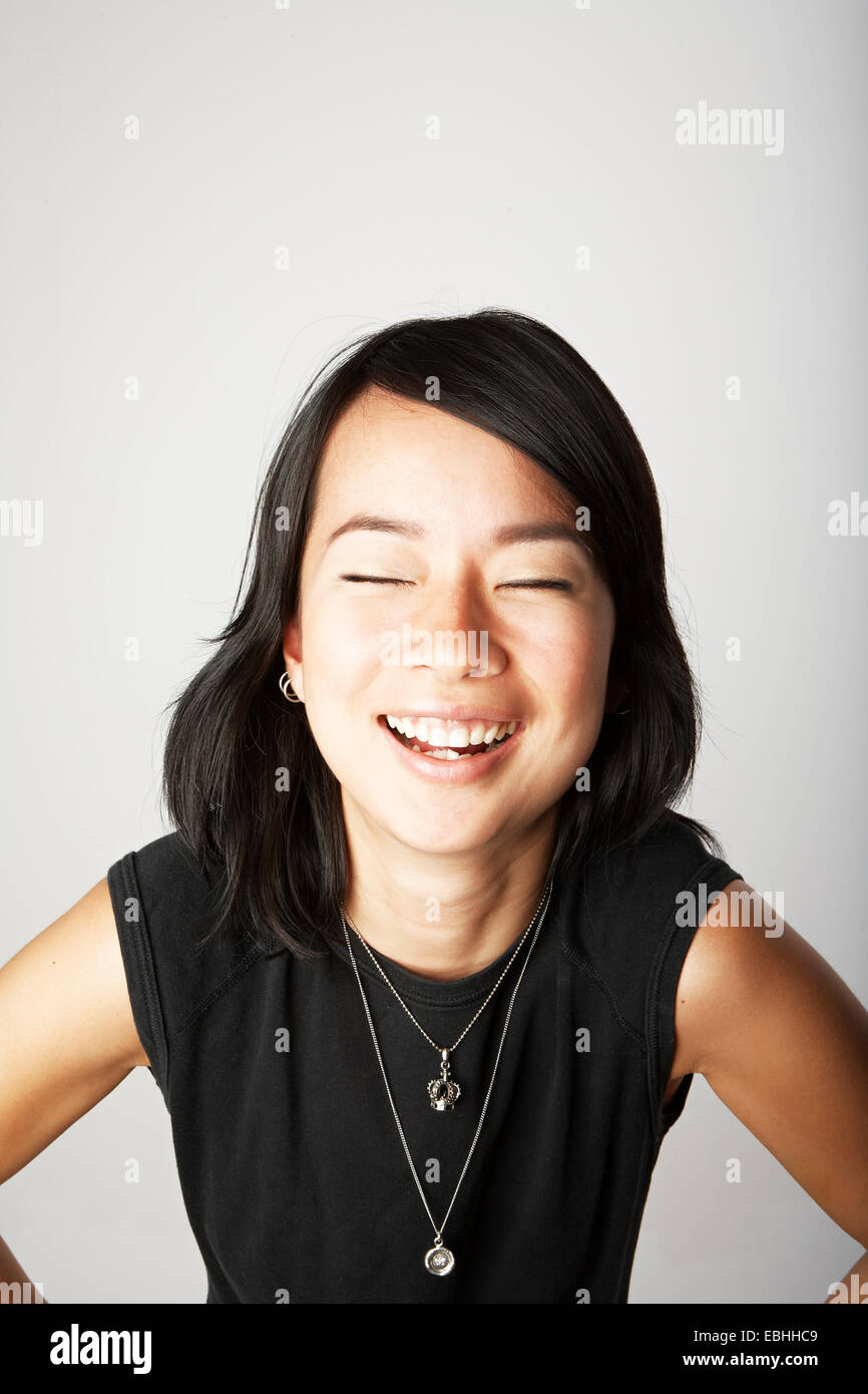 Studioportrait Mitte erwachsenen Frau mit geschlossenen Augen lachen Stockfoto