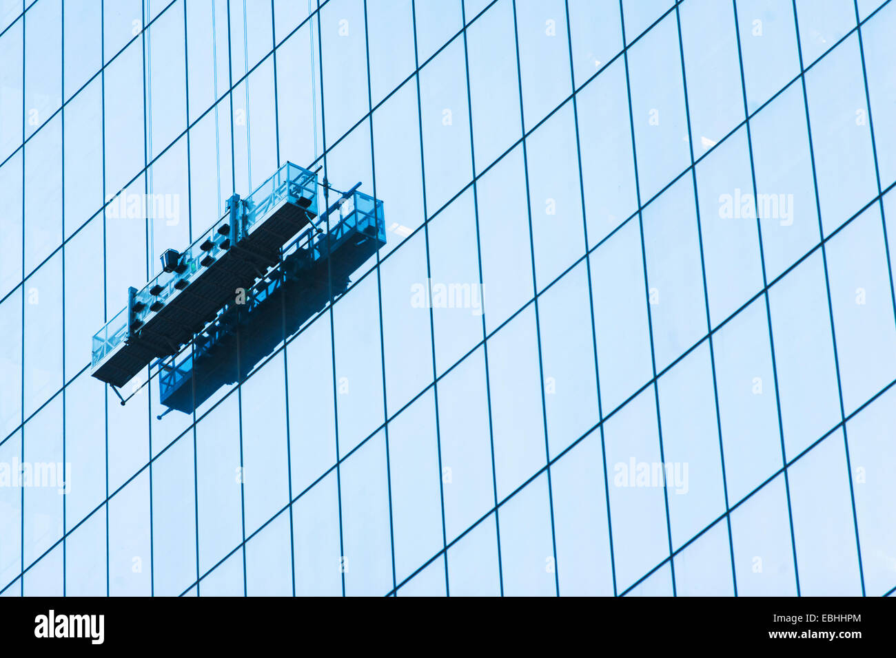 Abgehängte Fensterreinigungs-Plattform im Glasbau Stockfoto