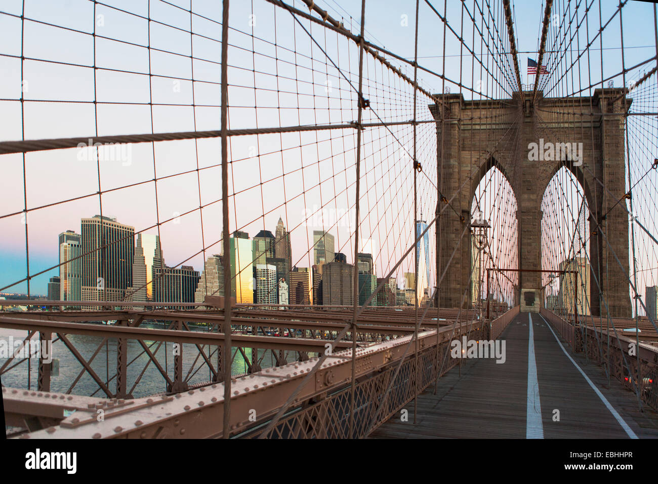 Skyline von Manhattan aus Brooklyn Bridge, New York, USA Stockfoto