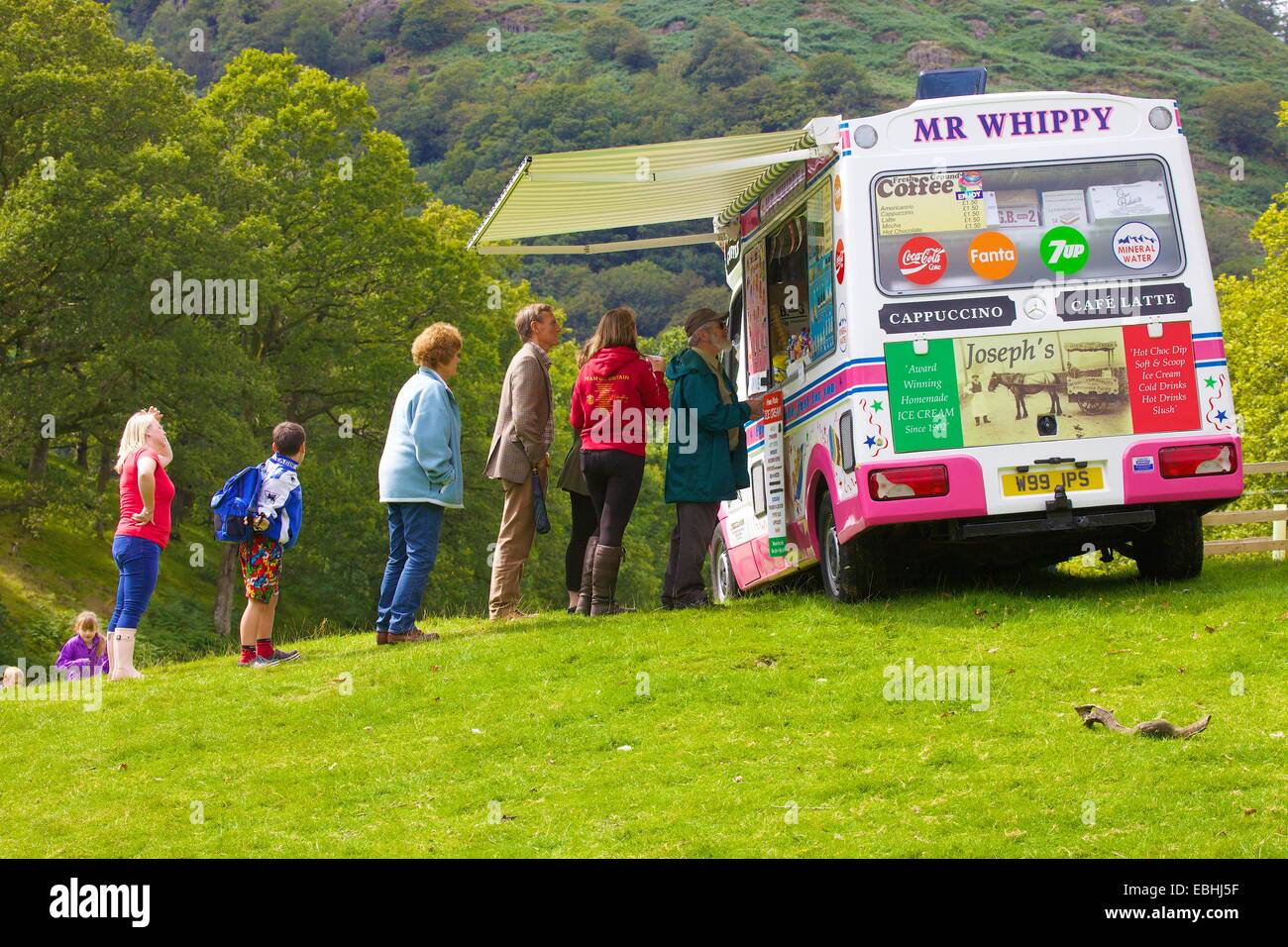 Touristen immer Eis von Ice Cream Van. Rydal Rydal Halle Ambleside Seenplatte Cumbria England UK Stockfoto