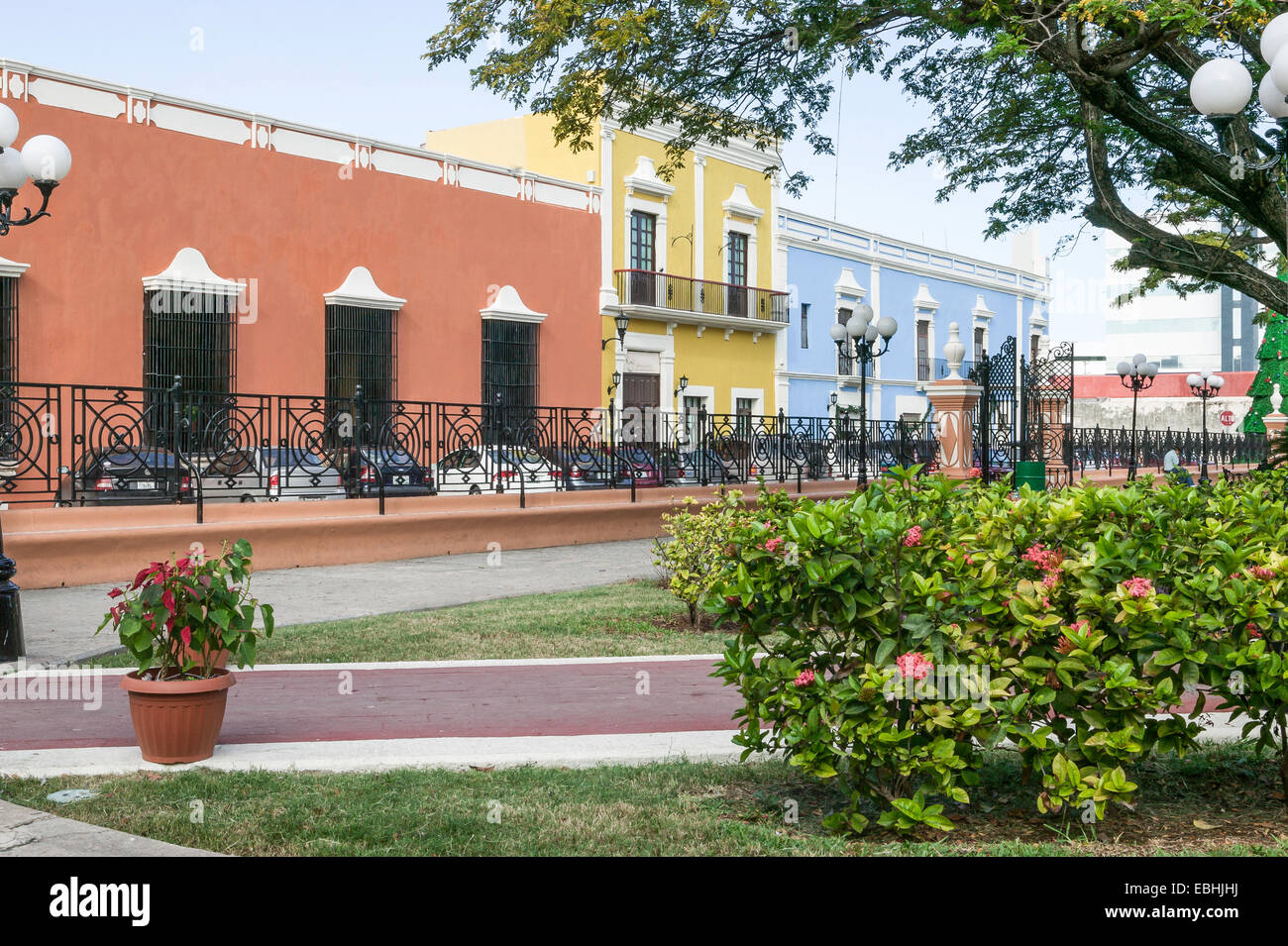 Spanische Kolonialarchitektur und reich verzierten schmiedeeisernen Zaun in der Innenstadt oder Zoloco von Campeche, Mexiko renoviert. Stockfoto