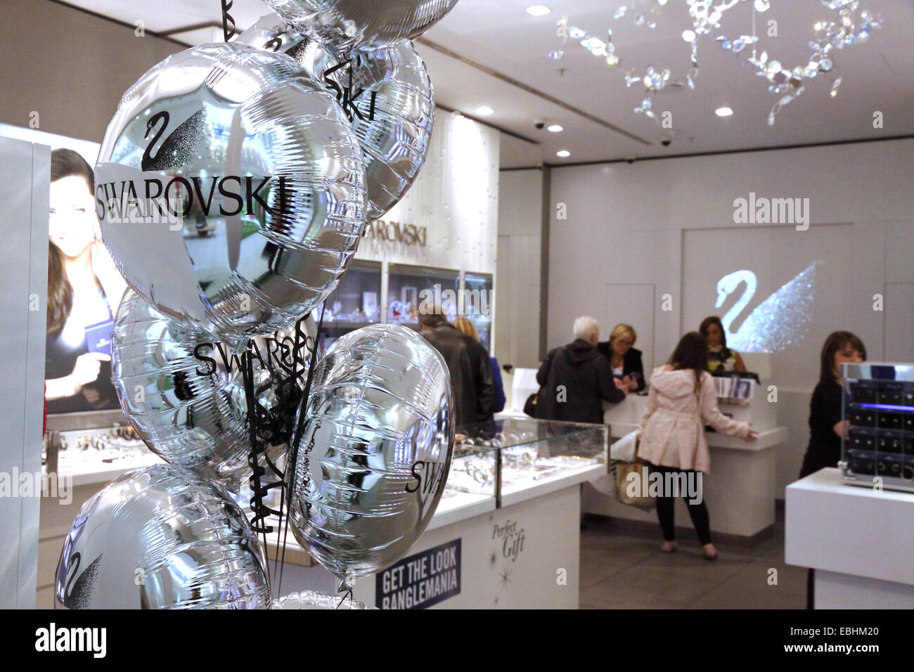 Shopper, dienend in der Swarovski-Kristall-Shop in Buchanan Galleries, Glasgow, Schottland Stockfoto