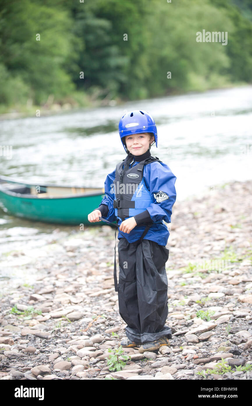 Ein kleiner Junge bereit, Kanu fahren Stockfoto