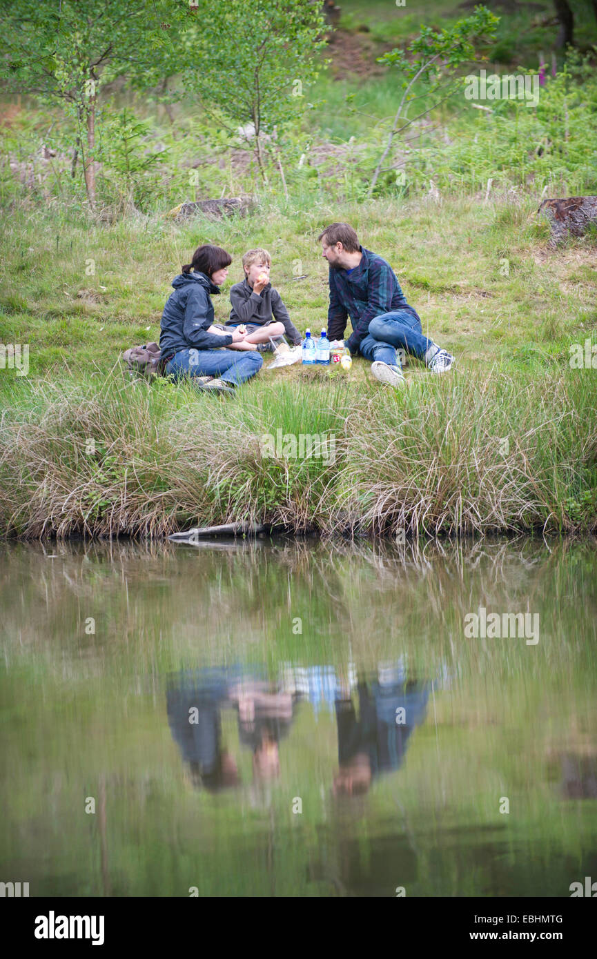 Ein Familien-Picknick an einem See Stockfoto