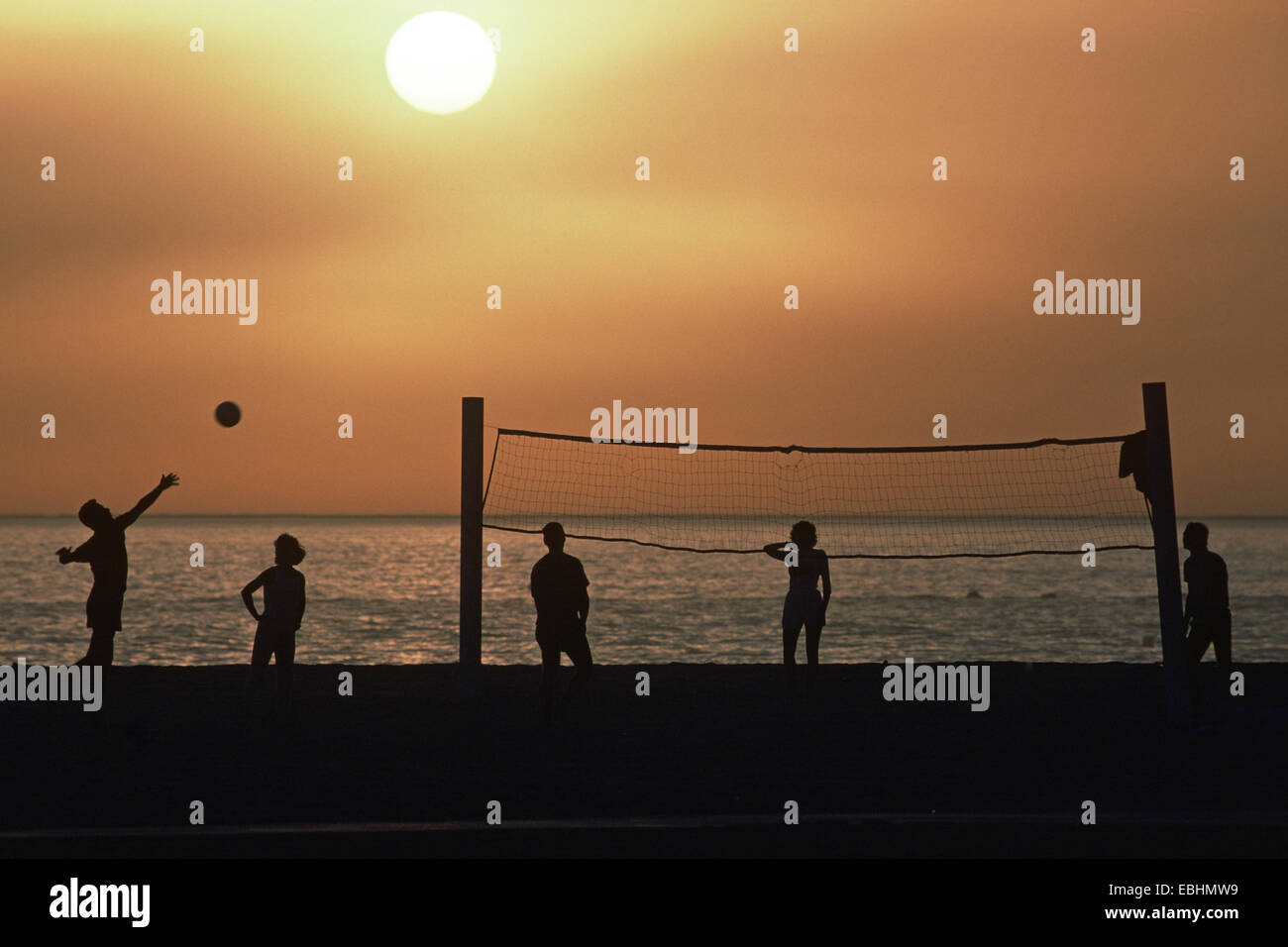 Beach-Volleyball bei Sonnenuntergang, Santa Monica, Kalifornien, USA Stockfoto