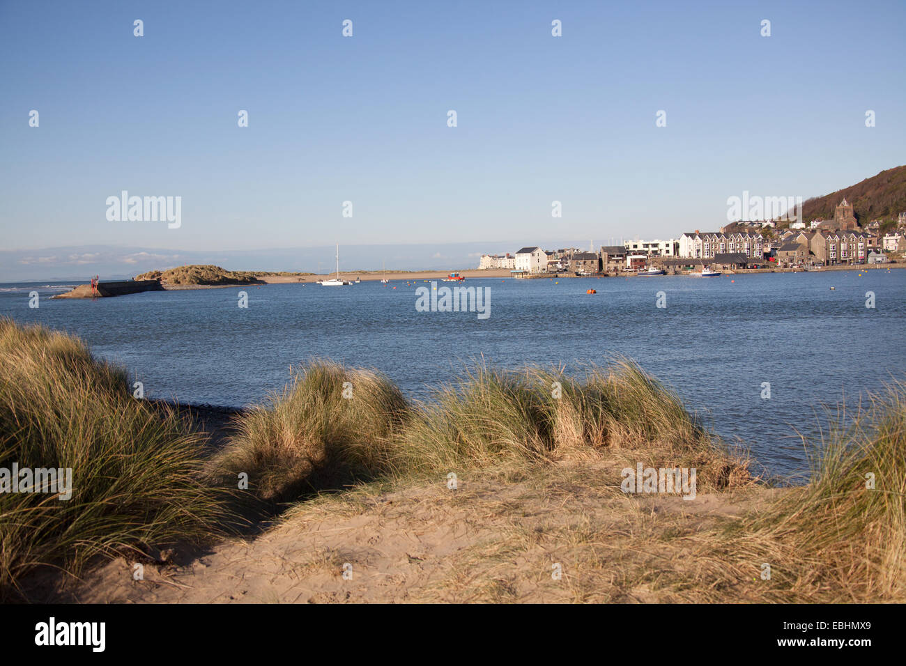 Stadt von Barmouth, Wales. Malerische späten Herbst auf Barmouth Hafen und Mündung. Stockfoto