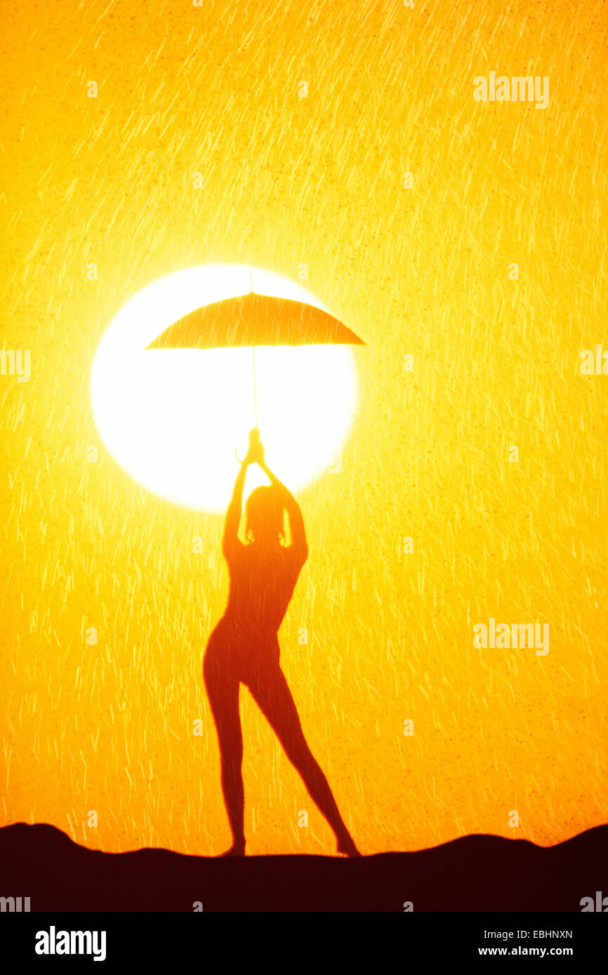 Silhouette der Frau mit Regenschirm im Regen, Arizona, USA Stockfoto