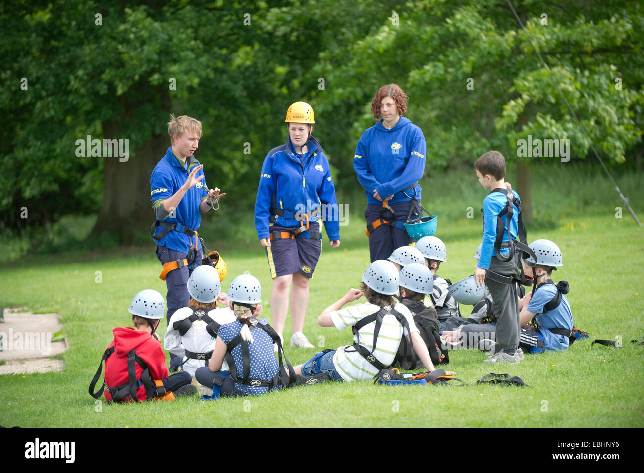 Kinder lernen Klettern auf eine Abenteuer-Schule Stockfoto
