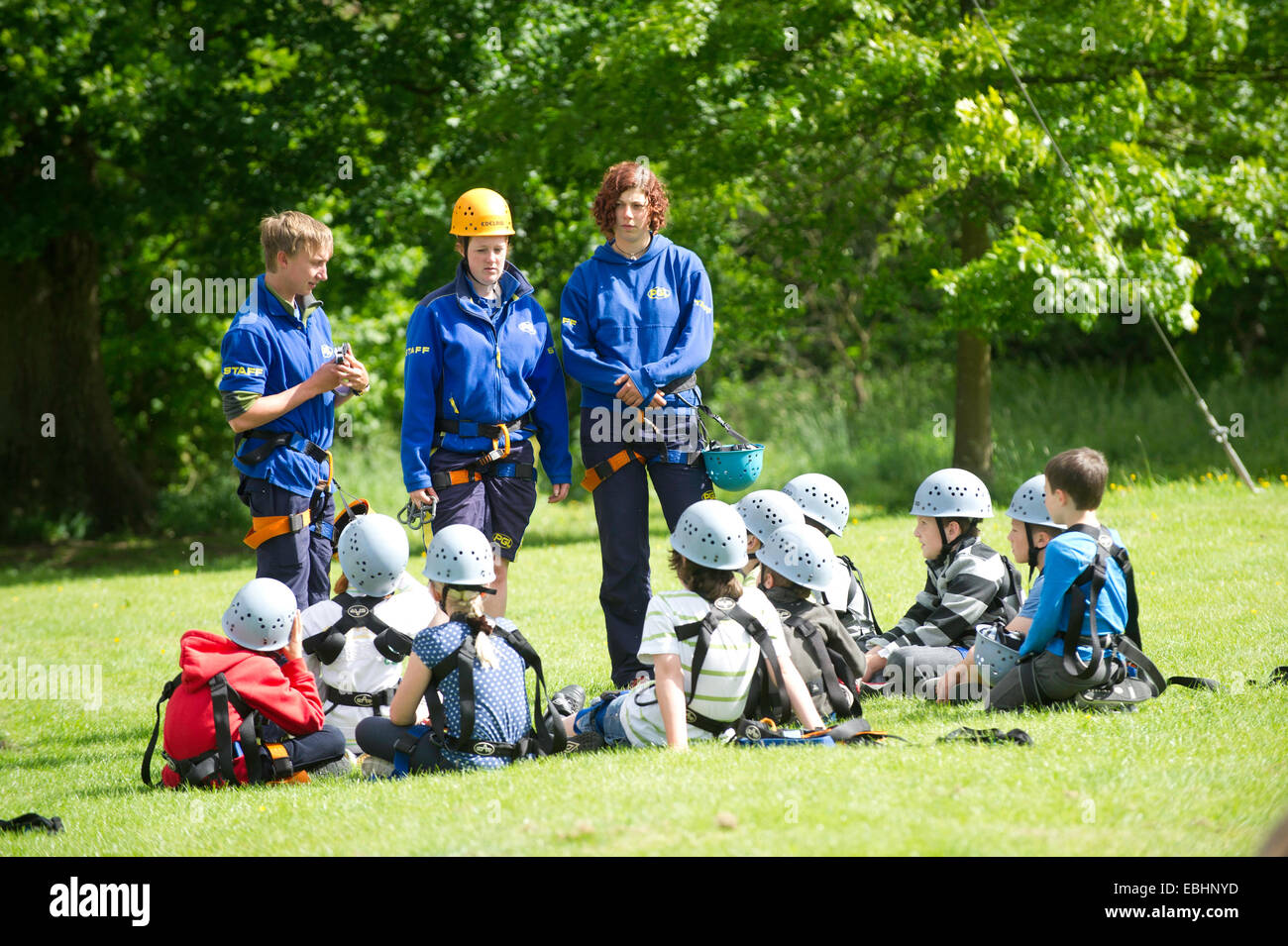 Kinder lernen Klettern auf eine Abenteuer-Schule Stockfoto