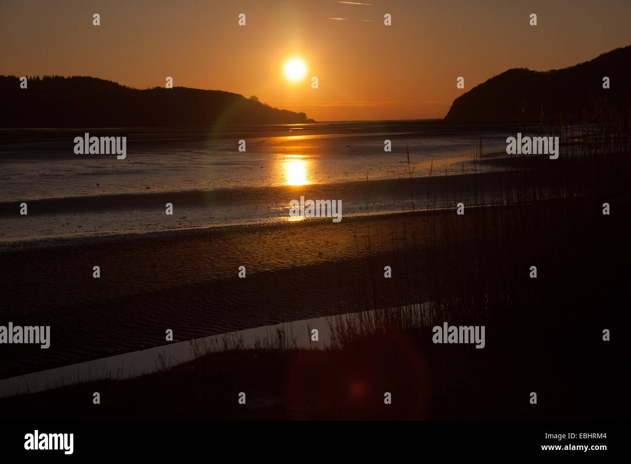 Stadt von Barmouth, Wales. Malerischen Sonnenuntergang Blick auf die Mündung des Flusses Mawddach bei Ebbe. Stockfoto