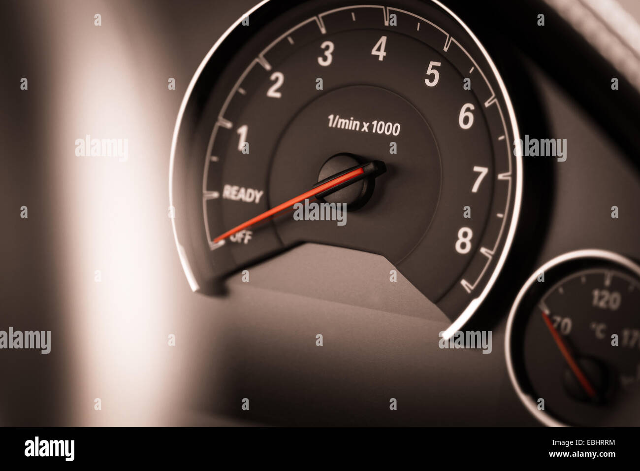 Detail von einem Tachometer im Auto. Stockfoto