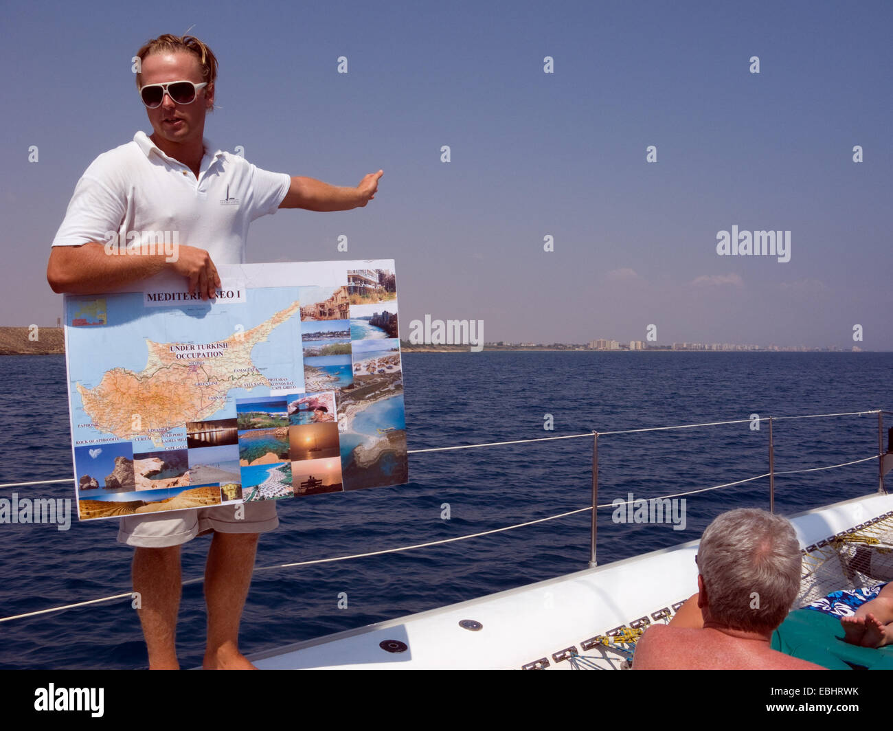 Führen Sie bezeichnende Touristen über die Geisterstadt Famagusta, Zypern. Stockfoto