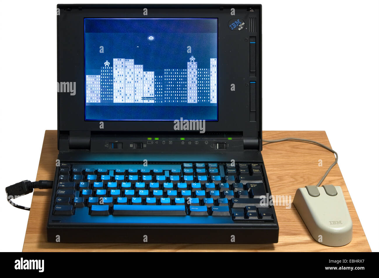 Ein IBM-Notebook aus den frühen 1990er Jahren läuft das Computerspiel Gorillas. Das Spiel wird in Basic programmiert. Stockfoto