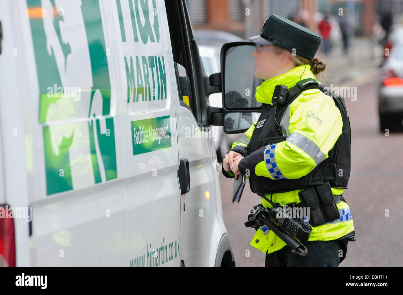 Belfast, Nordirland. 01 Dez 2014 - PSNI Offizier prüft einen Führerschein, um bei einer temporären Fahrzeug Checkpoint. Es kommt nach ACC wird Kerr warnt, dass die republikanischen Dissidenten Absicht bei der Einleitung einer Bombardierung oder Tötung Kampagne über Weihnachten sind. Credit: Stephen Barnes/Alamy leben Nachrichten Stockfoto
