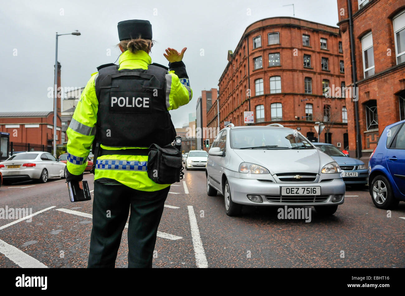 Belfast, Nordirland. 1. Dezember 2014 - PSNI Offizier Wellen auf den Verkehr an einem temporären Fahrzeug-Checkpoint.  Es kommt nach ACC Will Kerr warnt davor, dass Dissidenten Republikaner starten einen Bombenanschlag oder Kampagne während der Weihnachtszeit zu töten wollen. Bildnachweis: Stephen Barnes/Alamy Live-Nachrichten Stockfoto