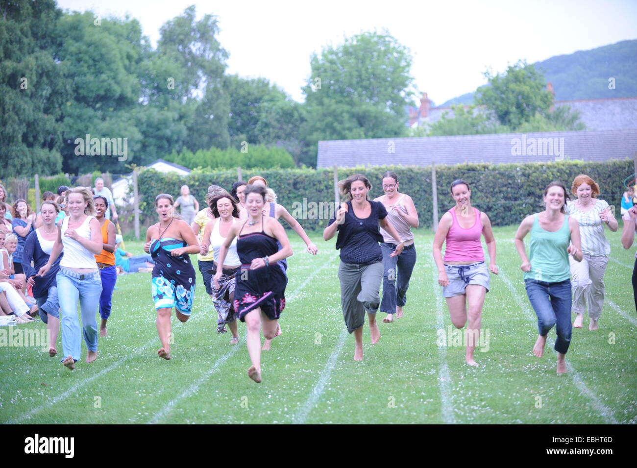 Mütter im Rennen am Schulsporttag Stockfoto
