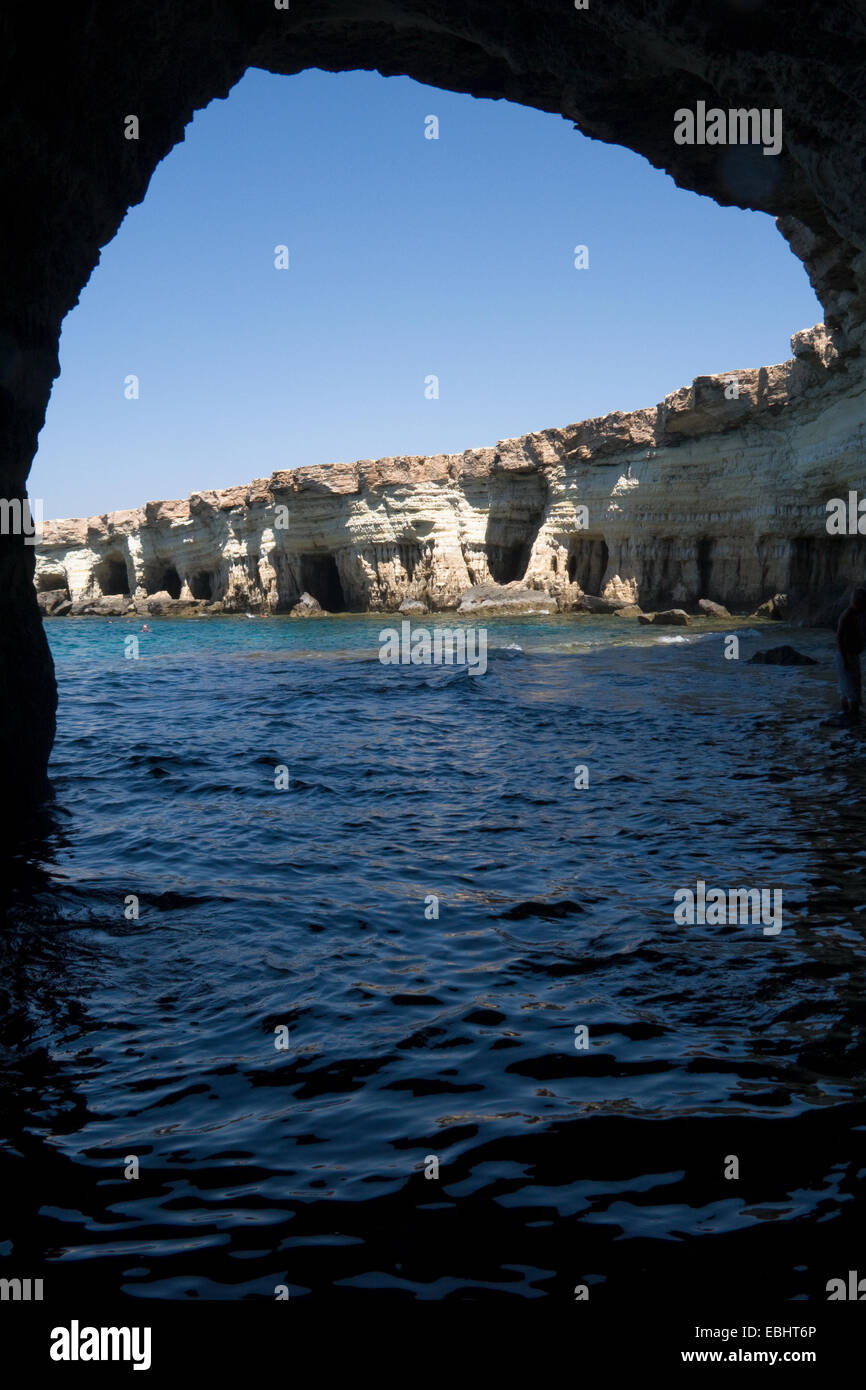 Blick aus einer natürlichen Höhle an den Meeresgrotten, Cavo Greco, nicht weit von Ayia Napa, Zypern. Stockfoto
